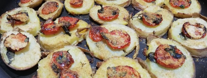 Patate gratinate al forno con pomodorini