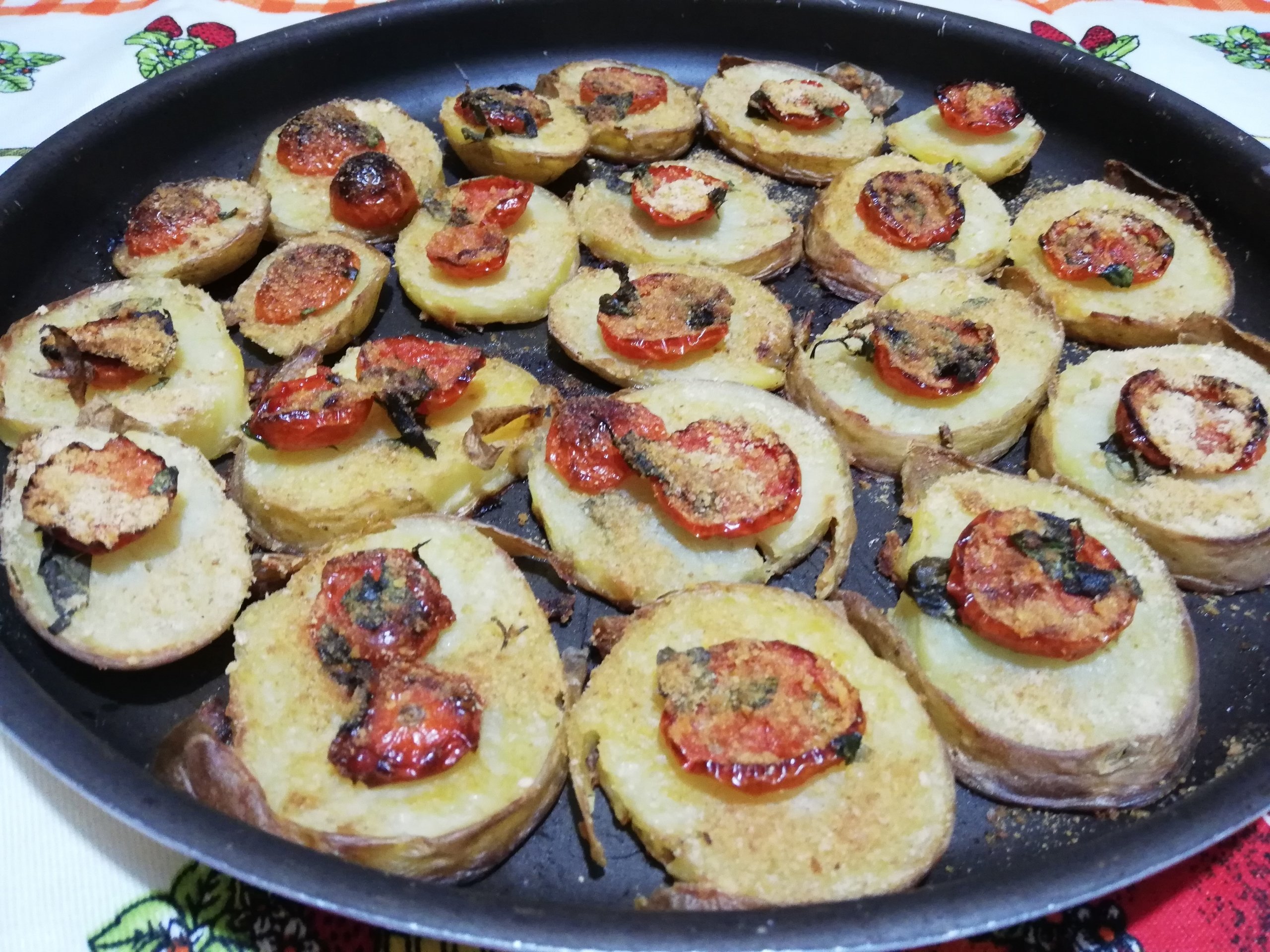 Patate gratinate al forno con pomodorini