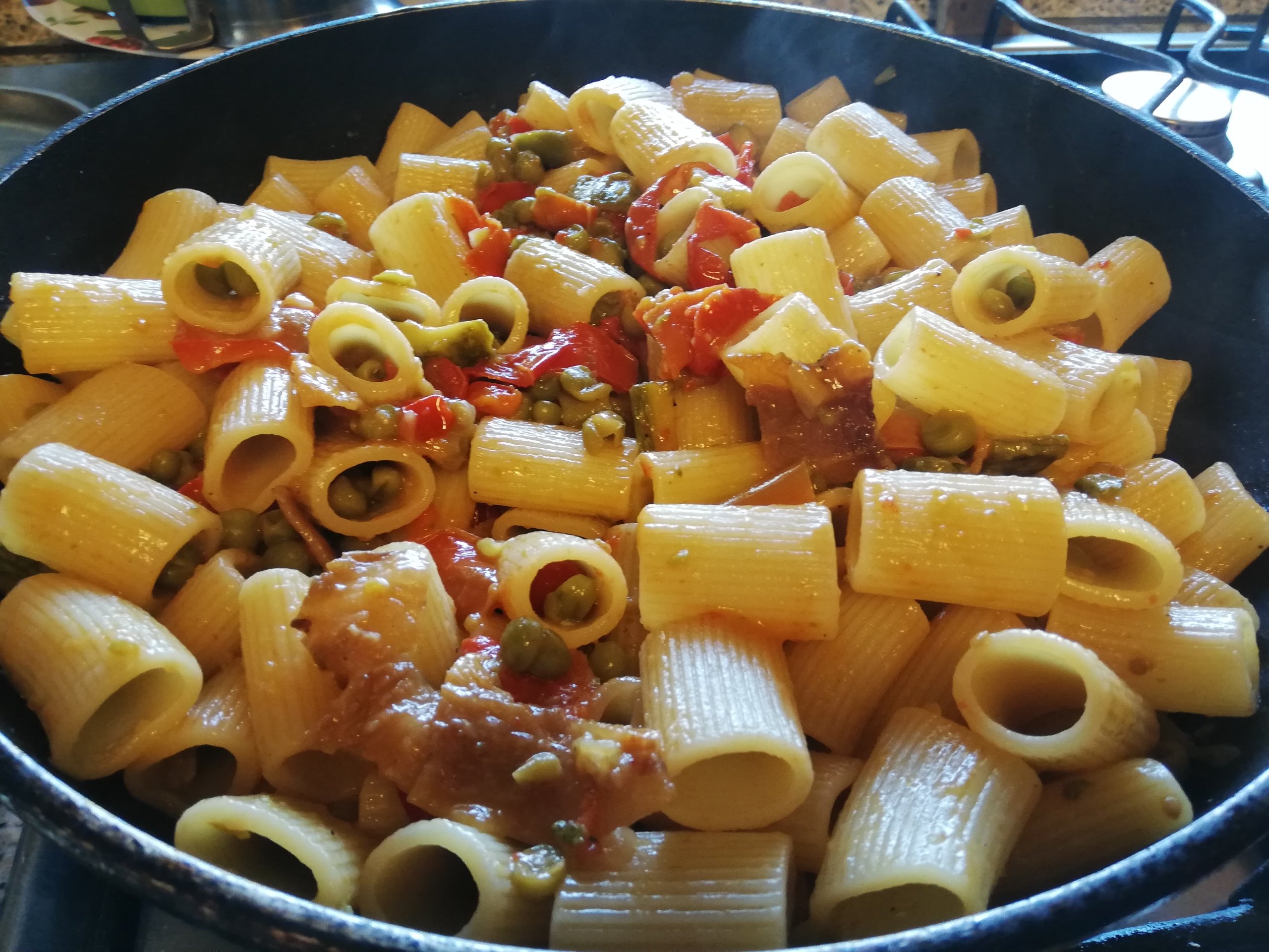 Mezze maniche alle verdure e guanciale