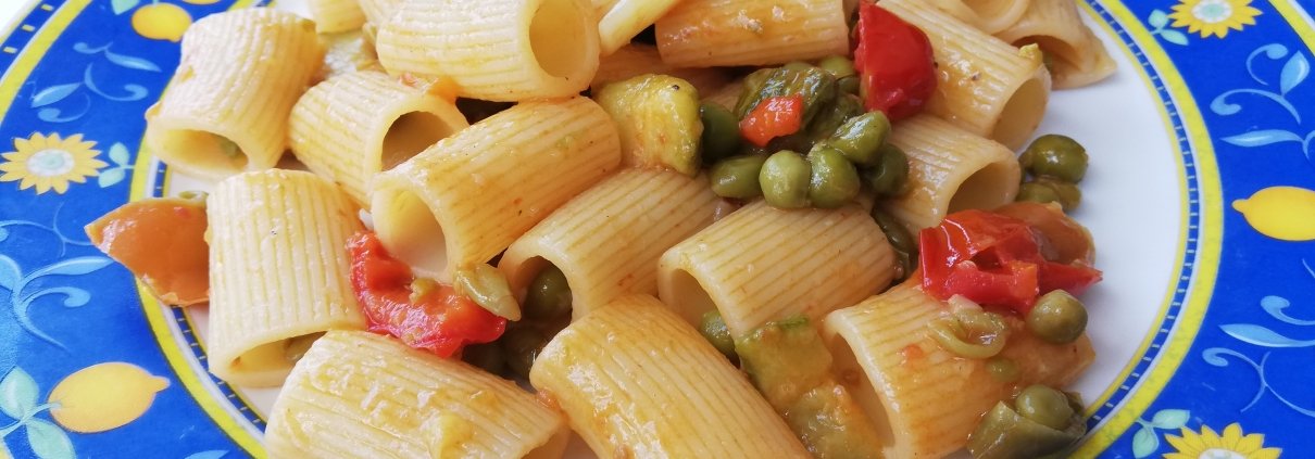 Mezze maniche alle verdure e guanciale