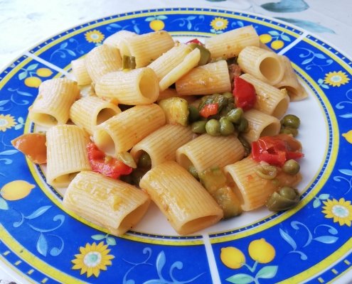 Mezze maniche alle verdure e guanciale