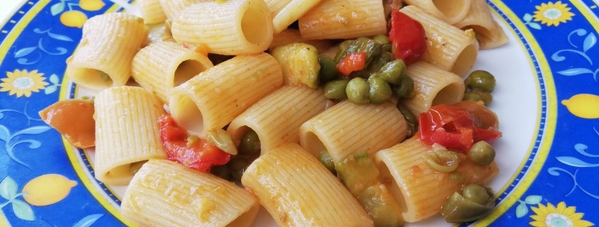 Mezze maniche alle verdure e guanciale