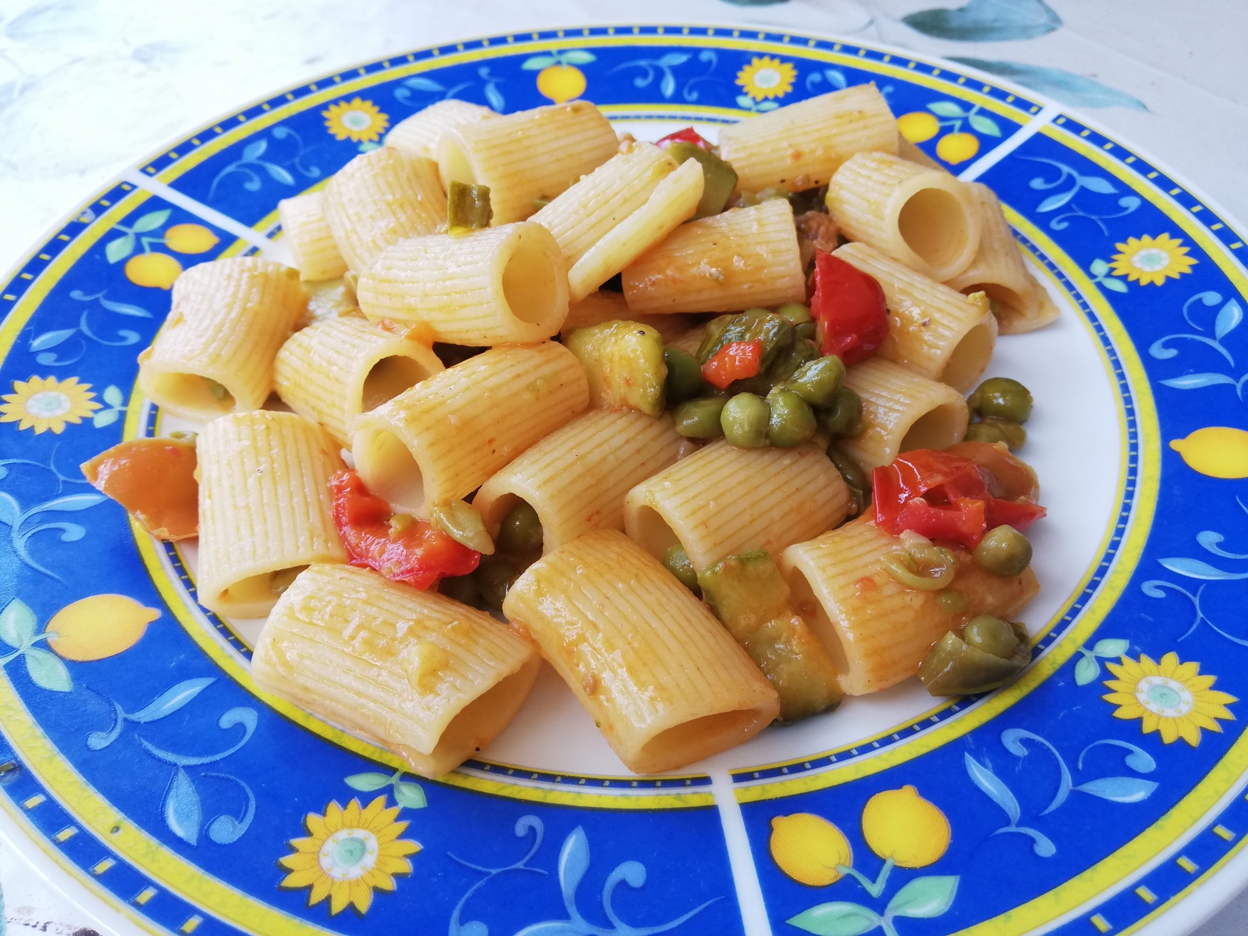 Mezze maniche alle verdure e guanciale