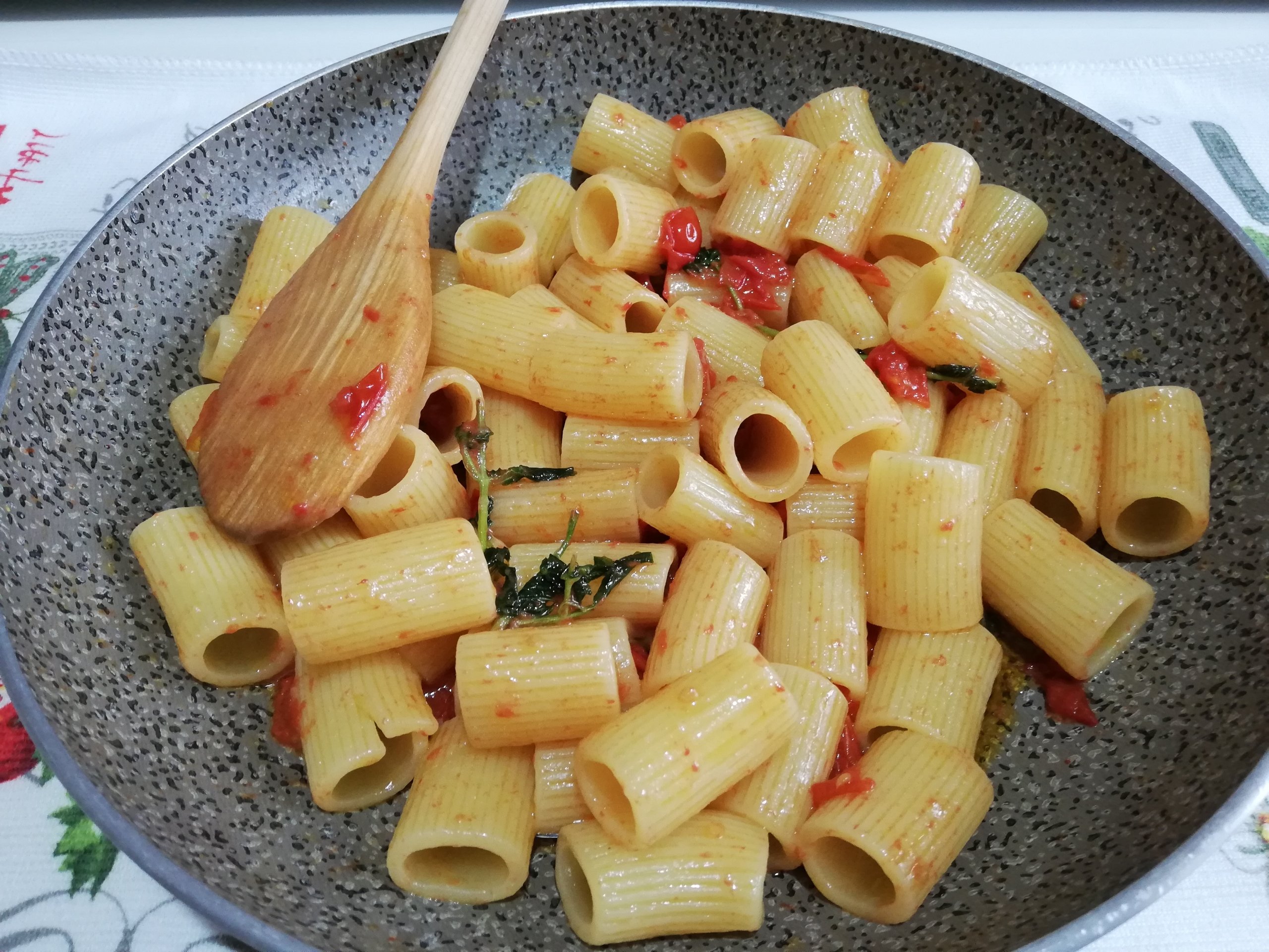Mezze maniche datterini aglio e mentuccia