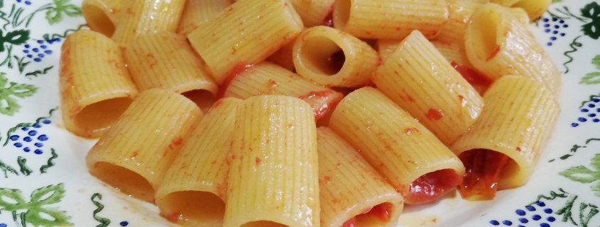 Mezze maniche datterini aglio e mentuccia