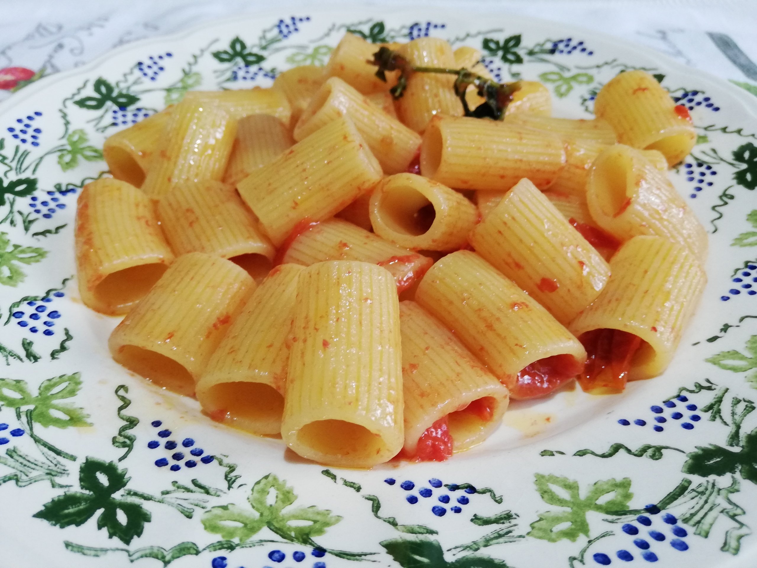 Mezze maniche datterini aglio e mentuccia