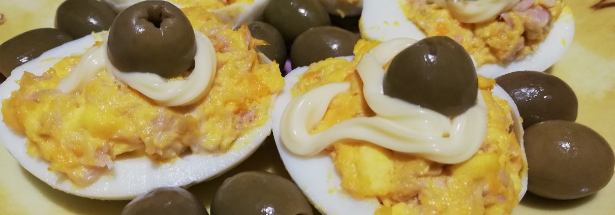 Fantasia di uova sode con olive e tonno
