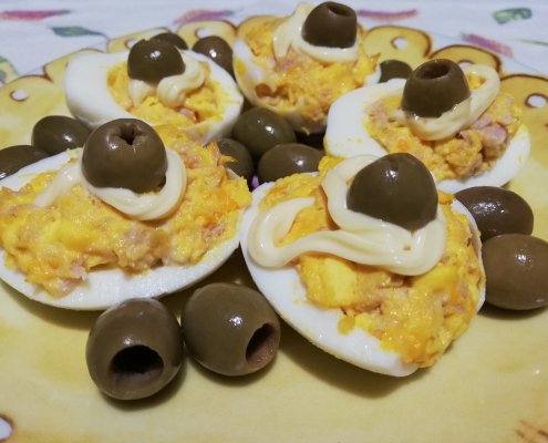 Fantasia di uova sode con olive e tonno