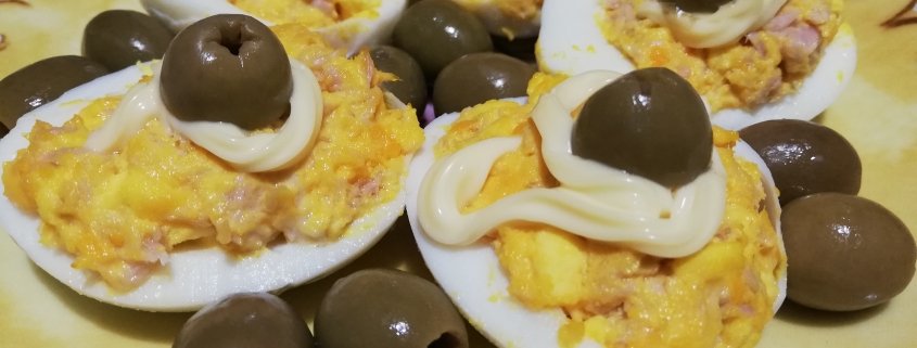 Fantasia di uova sode con olive e tonno