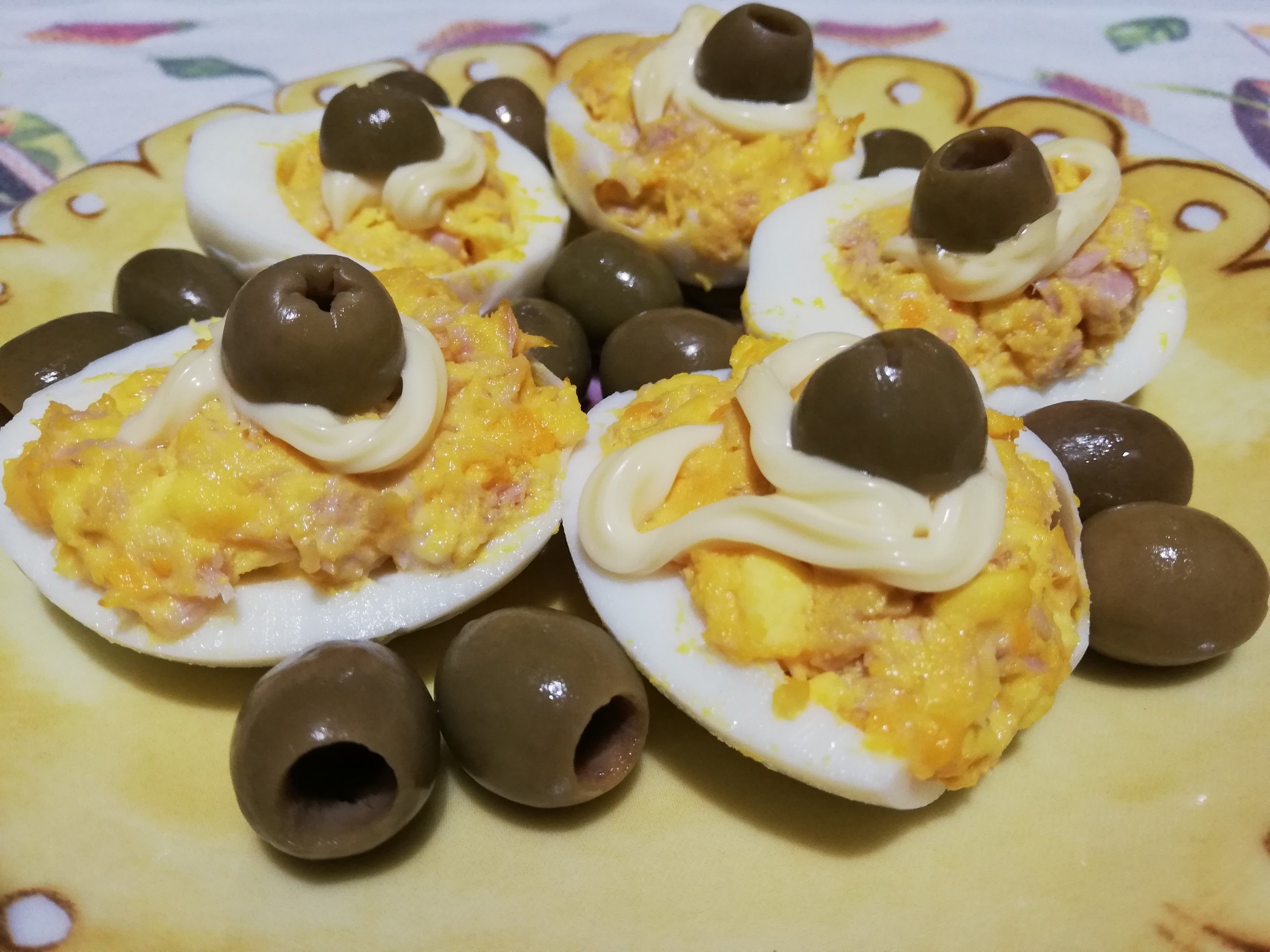 Fantasia di uova sode con olive e tonno