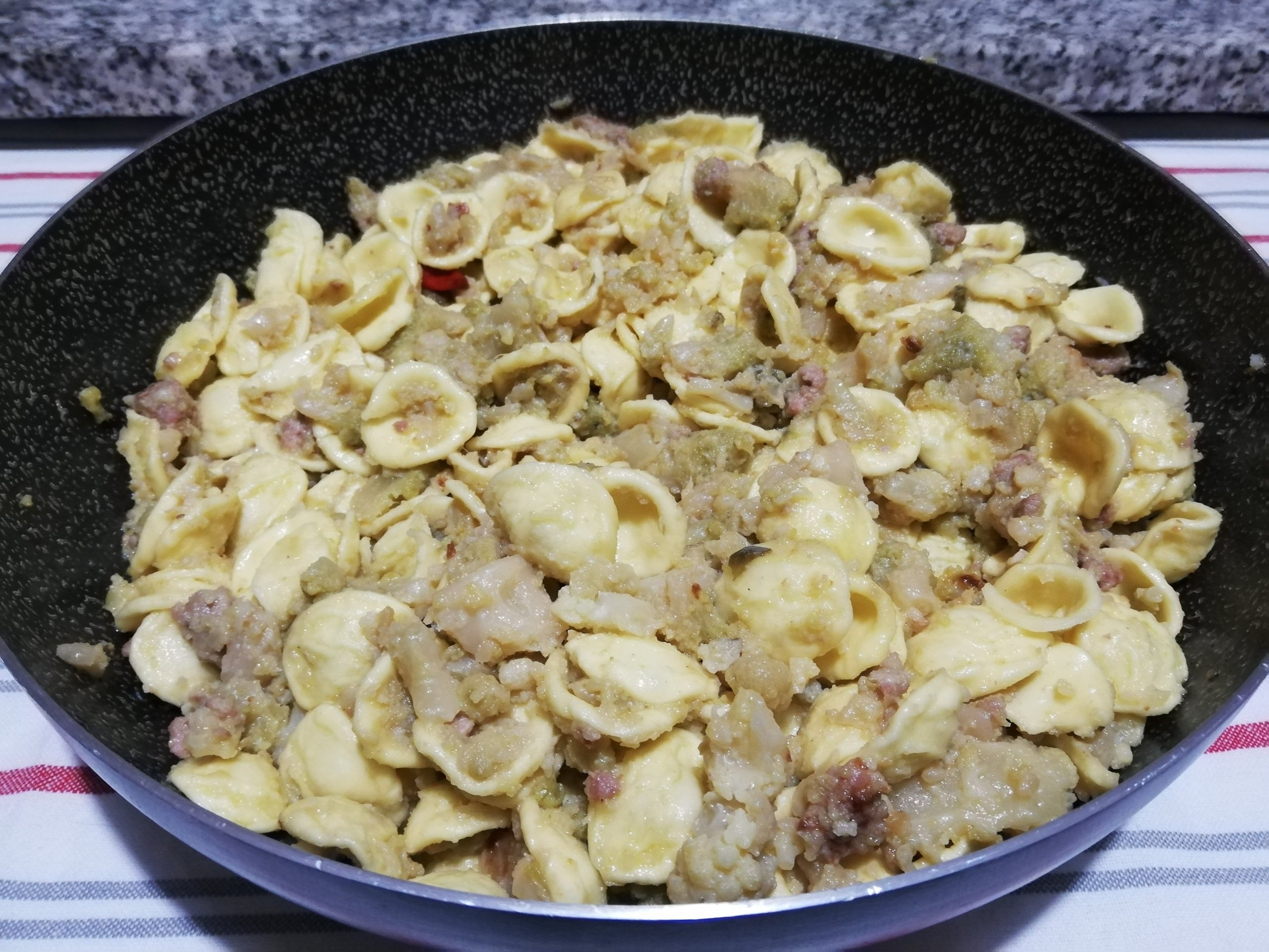 Orecchiette salsiccia capperi e broccoli