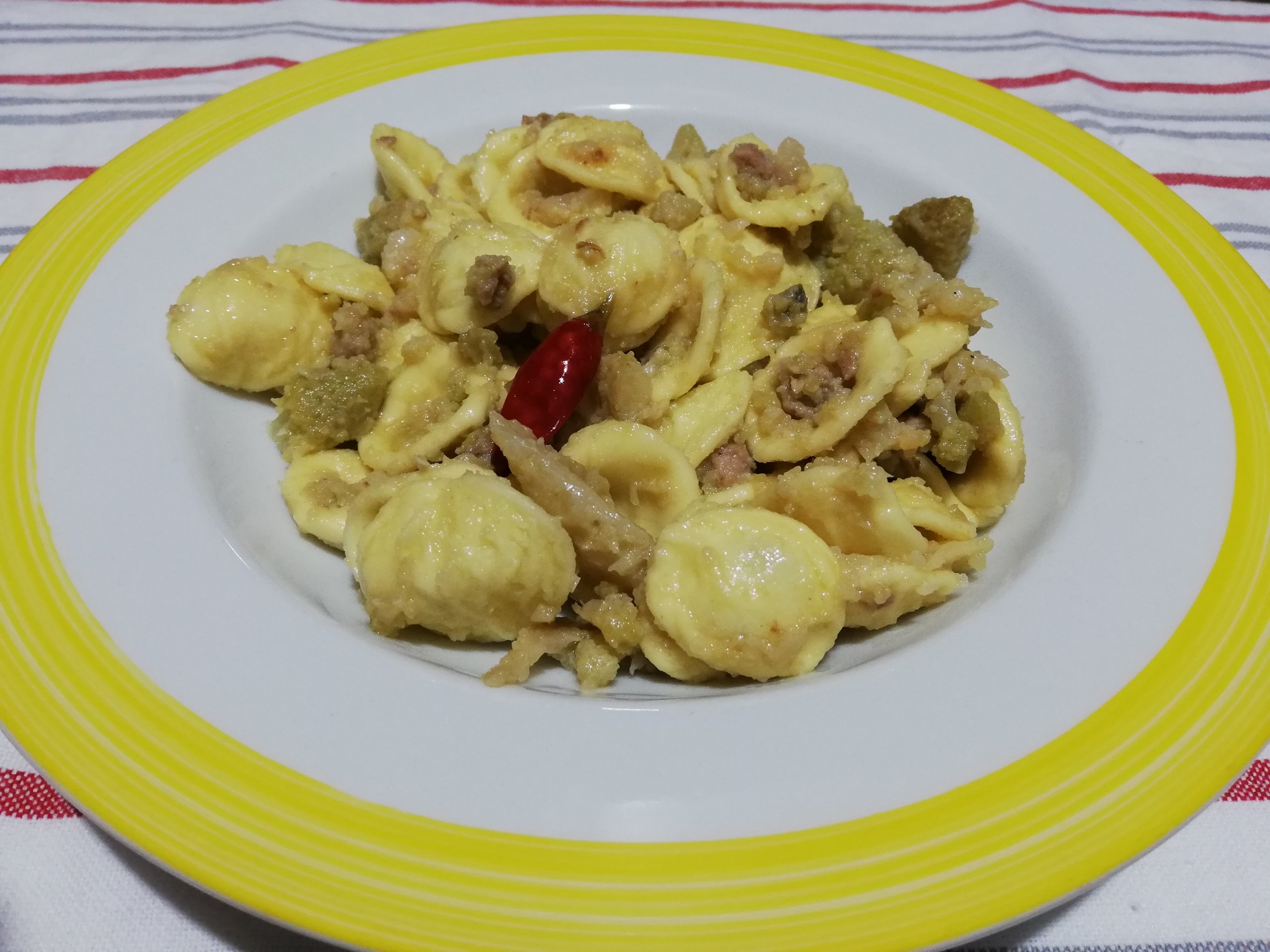 Orecchiette salsiccia capperi e broccoli
