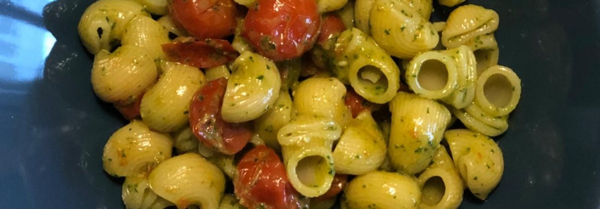 Conchiglie con pesto di rucola e pomodorini