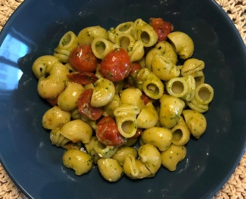 Conchiglie con pesto di rucola e pomodorini
