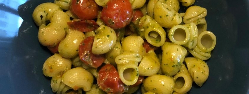 Conchiglie con pesto di rucola e pomodorini