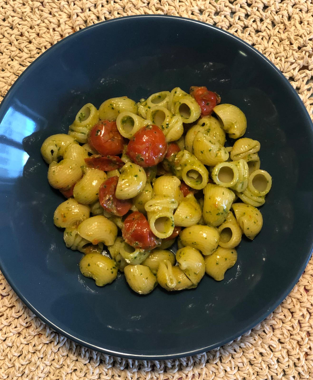 Conchiglie con pesto di rucola e pomodorini