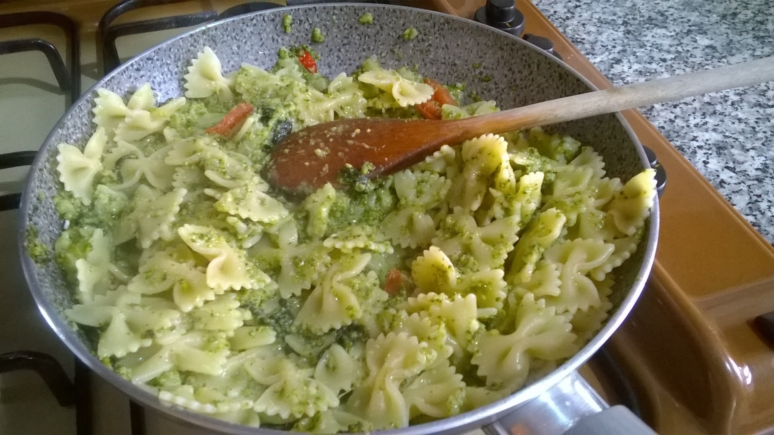 Farfalle con broccoletti siciliani e pomodorini