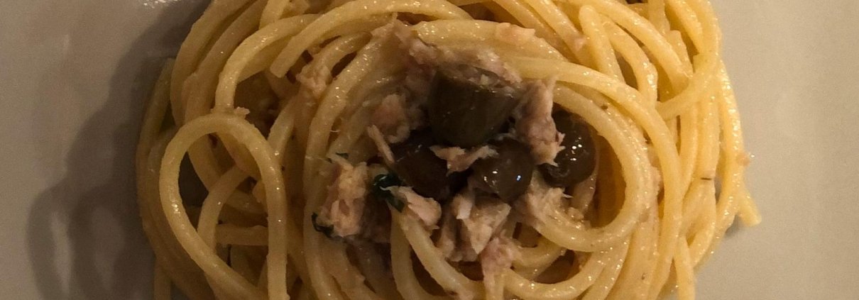 Spaghetti alla chitarra con tonno, acciughe e olive taggiasche