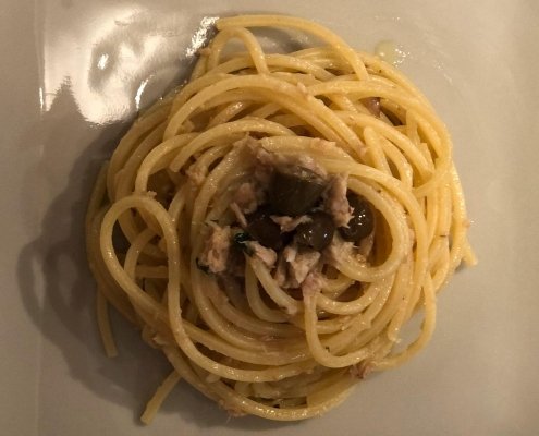 Spaghetti alla chitarra con tonno, acciughe e olive taggiasche