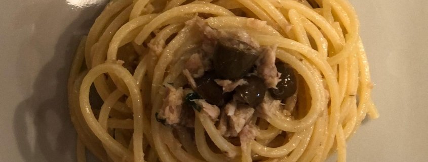 Spaghetti alla chitarra con tonno, acciughe e olive taggiasche