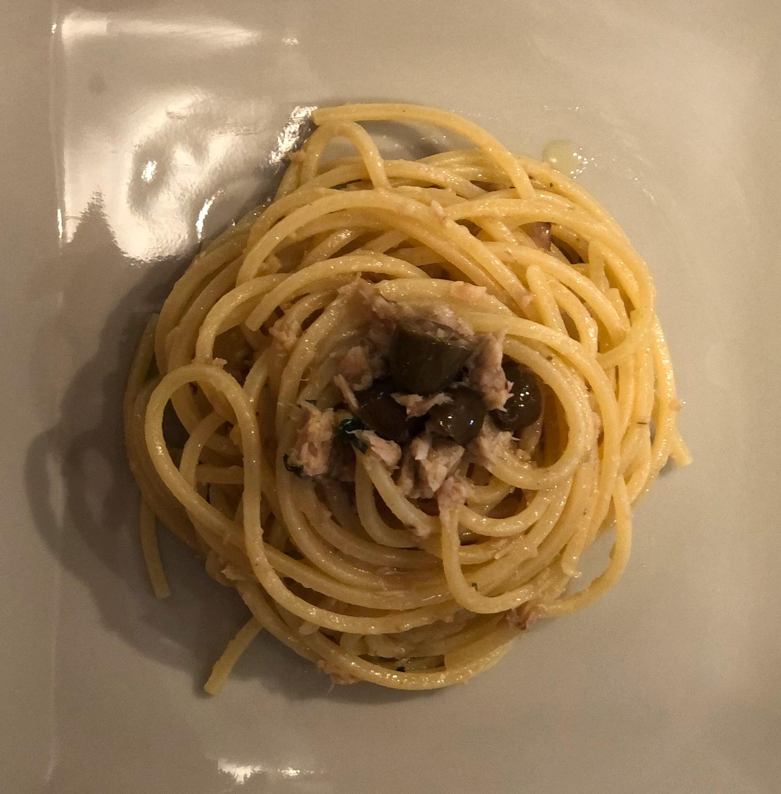 Spaghetti alla chitarra con tonno, acciughe e olive taggiasche