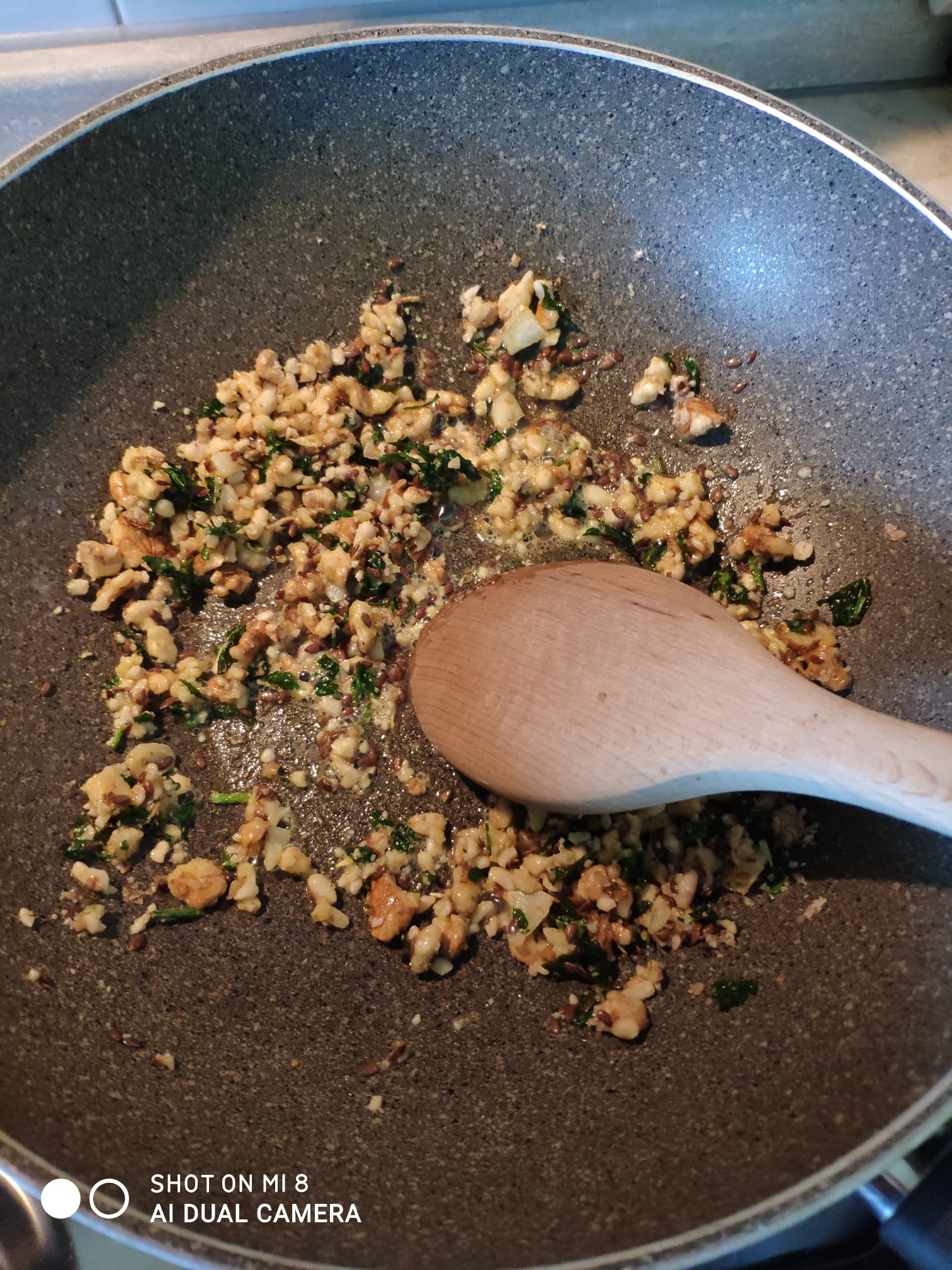 Maltagliati con noci, pinoli e semi di lino