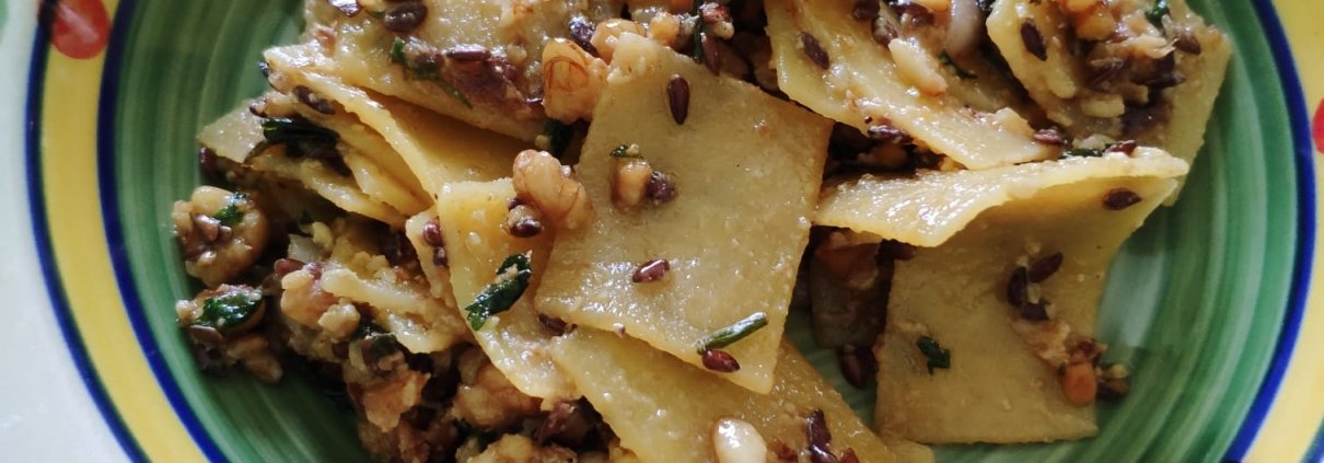 Maltagliati con noci, pinoli e semi di lino