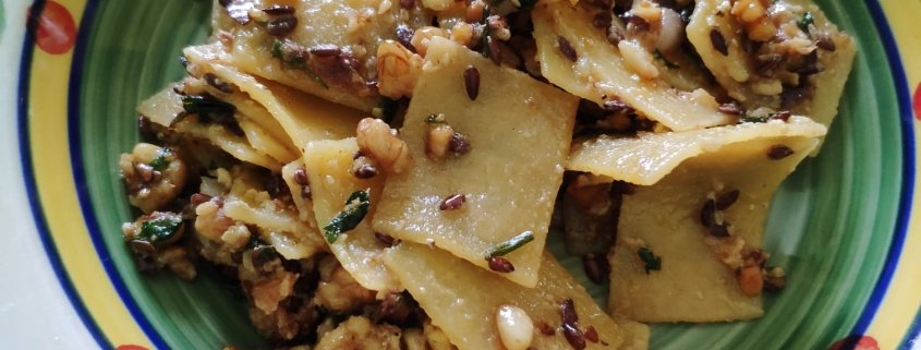 Maltagliati con noci, pinoli e semi di lino