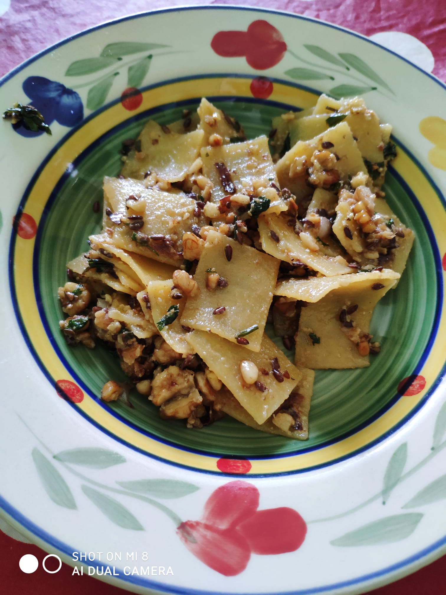 Maltagliati con noci, pinoli e semi di lino