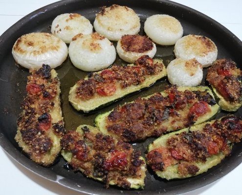 Zucchine ripiene al forno con le cipolle