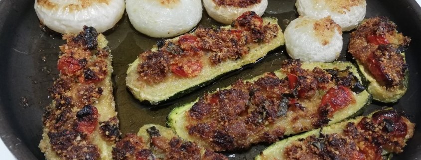 Zucchine ripiene al forno con le cipolle