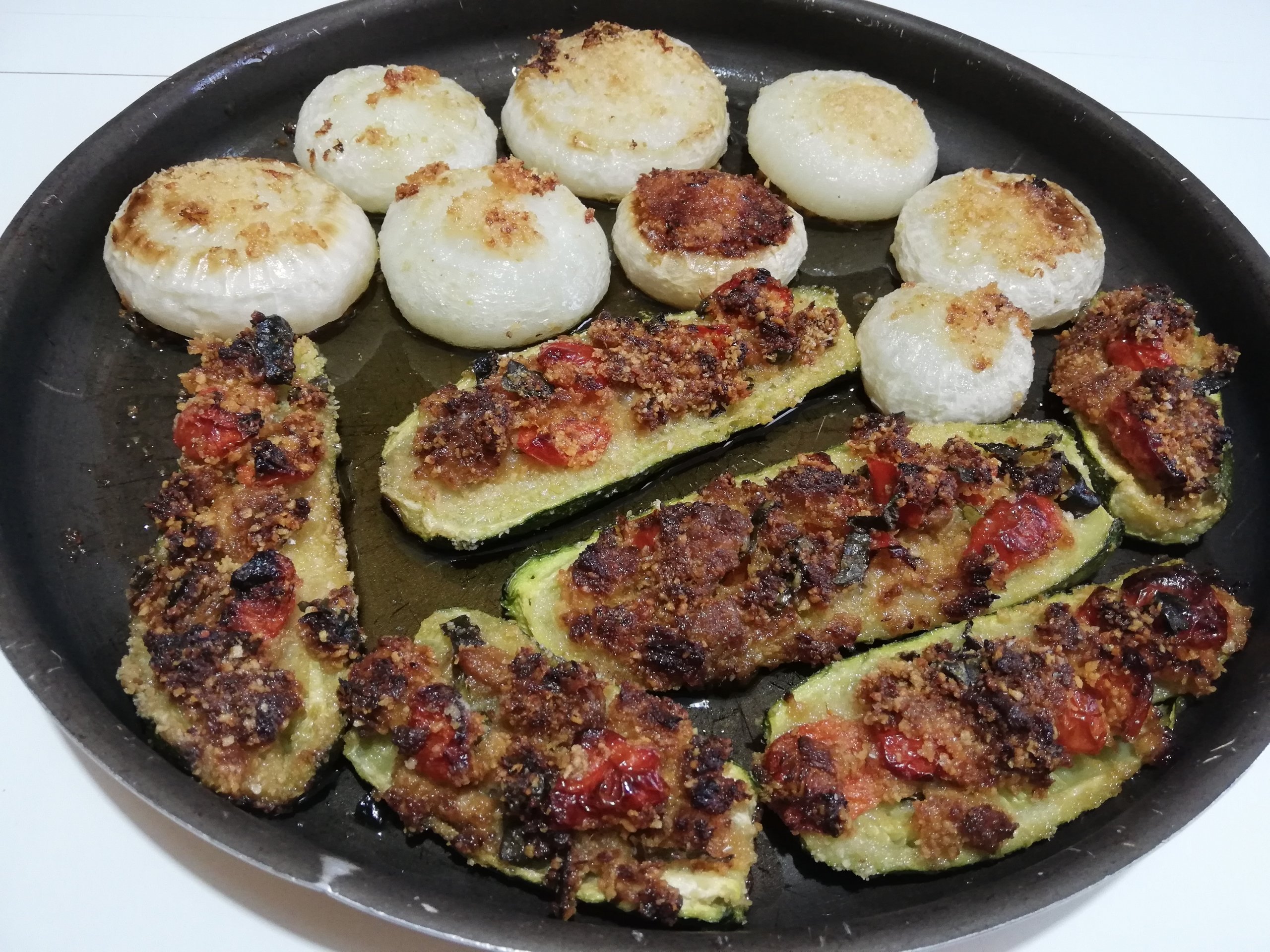 Zucchine ripiene al forno con le cipolle