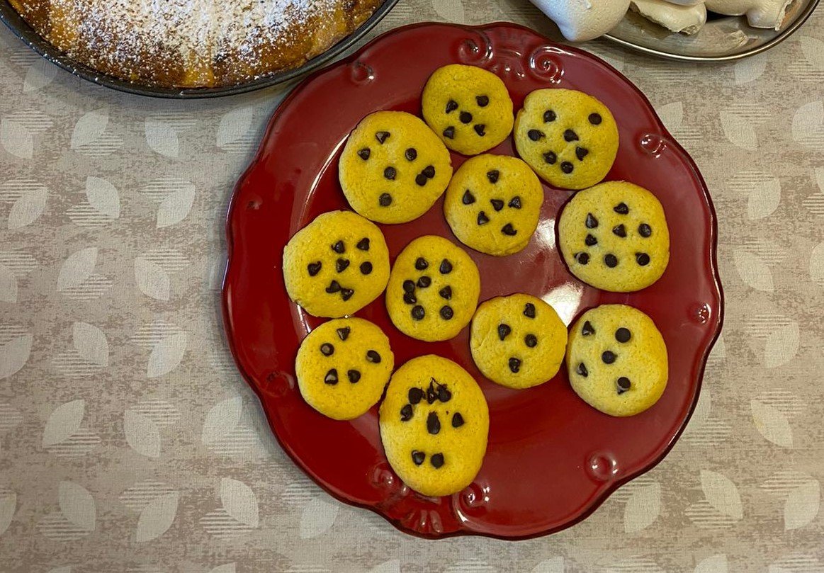 Biscotti di recupero con gocce di cioccolato