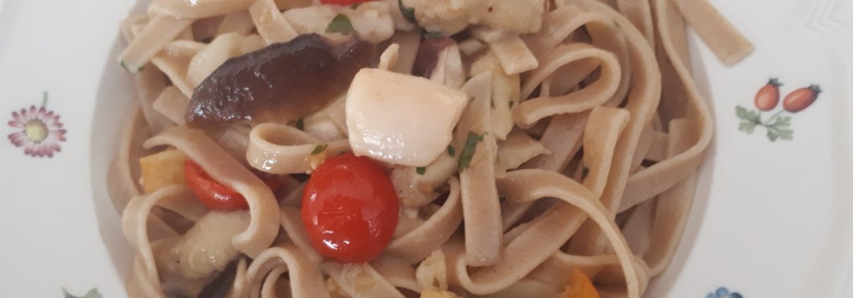 Fettuccine integrali con funghi porcini, capesante e pomodorini