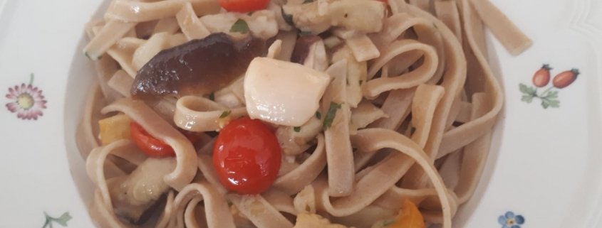 Fettuccine integrali con funghi porcini, capesante e pomodorini