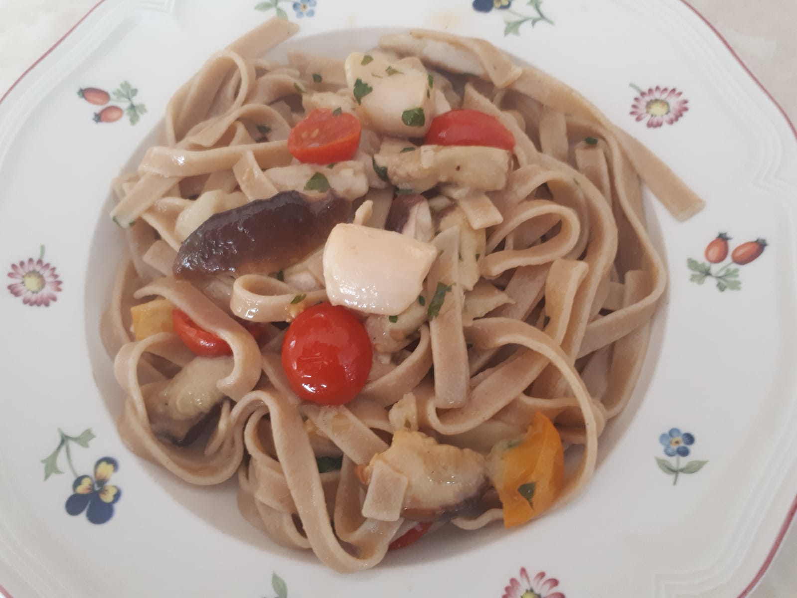 Fettuccine integrali con funghi porcini, capesante e pomodorini