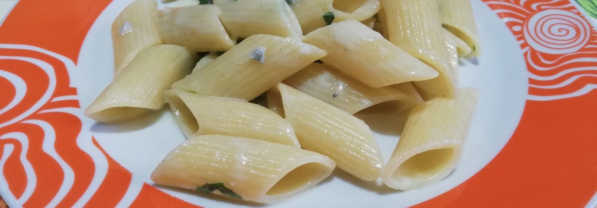 Pennoni rigati rughetta e gorgonzola