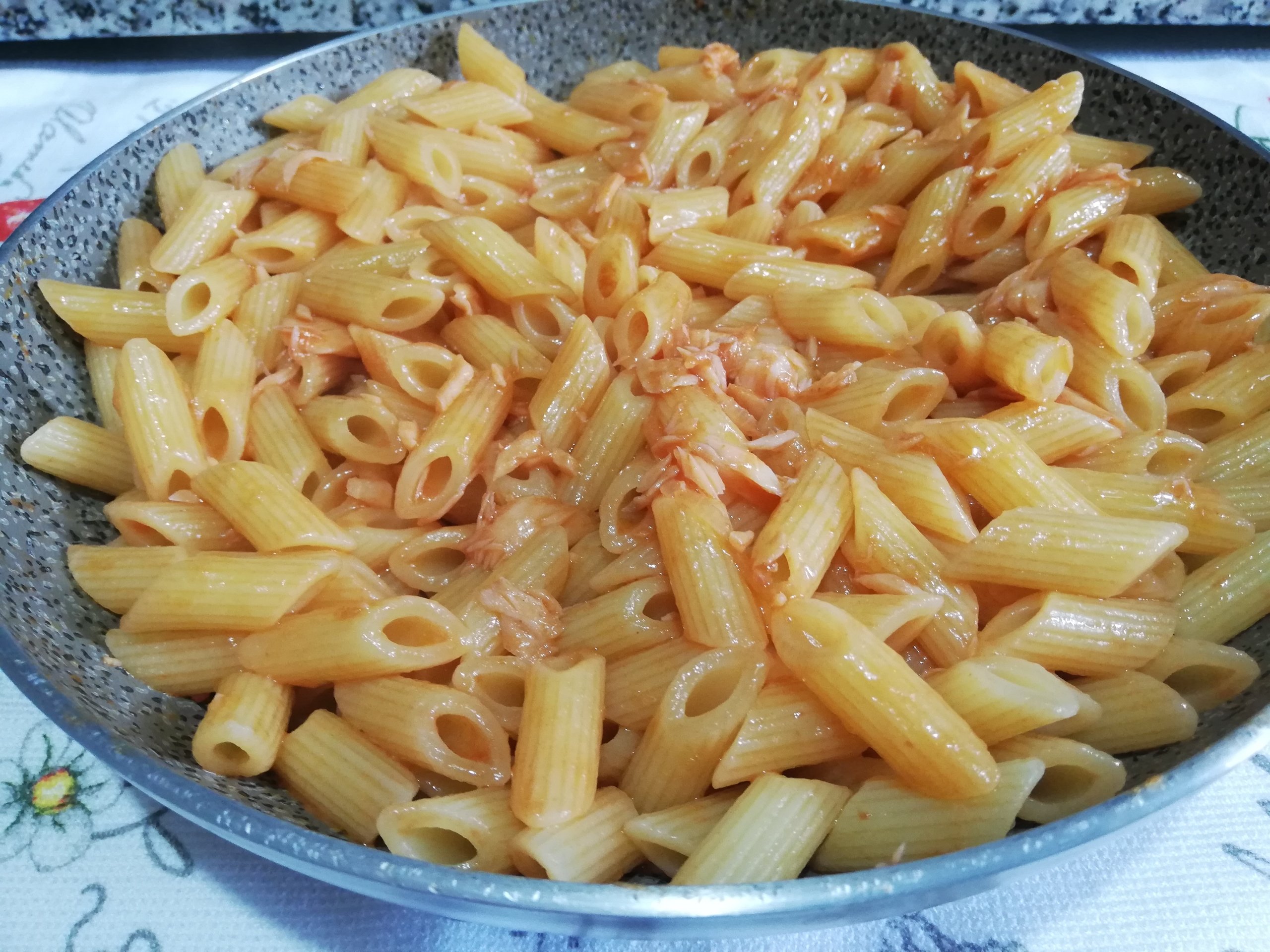 Una volta che le pennette saranno giunte a cottura scolarle e ripassarle in padella