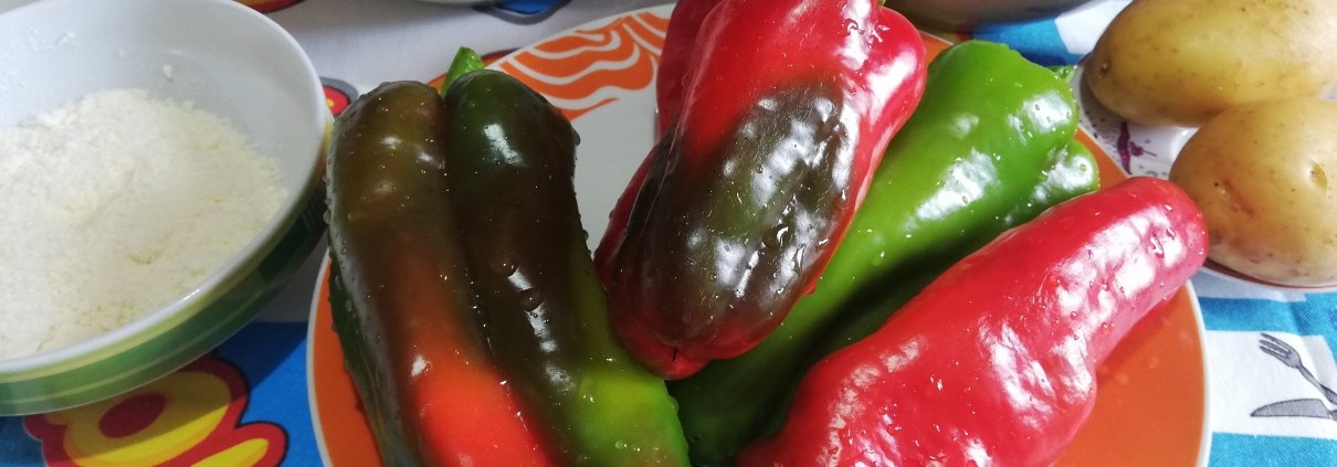 Peperoni ripieni di riso al pomodoro