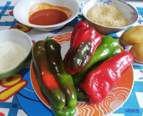 Peperoni ripieni di riso al pomodoro