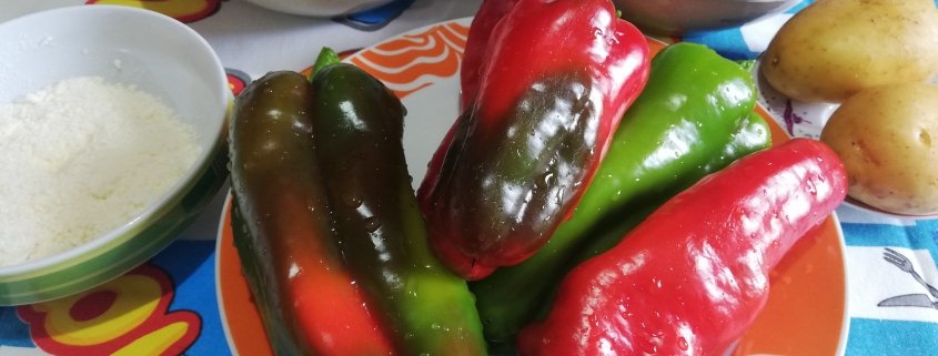 Peperoni ripieni di riso al pomodoro