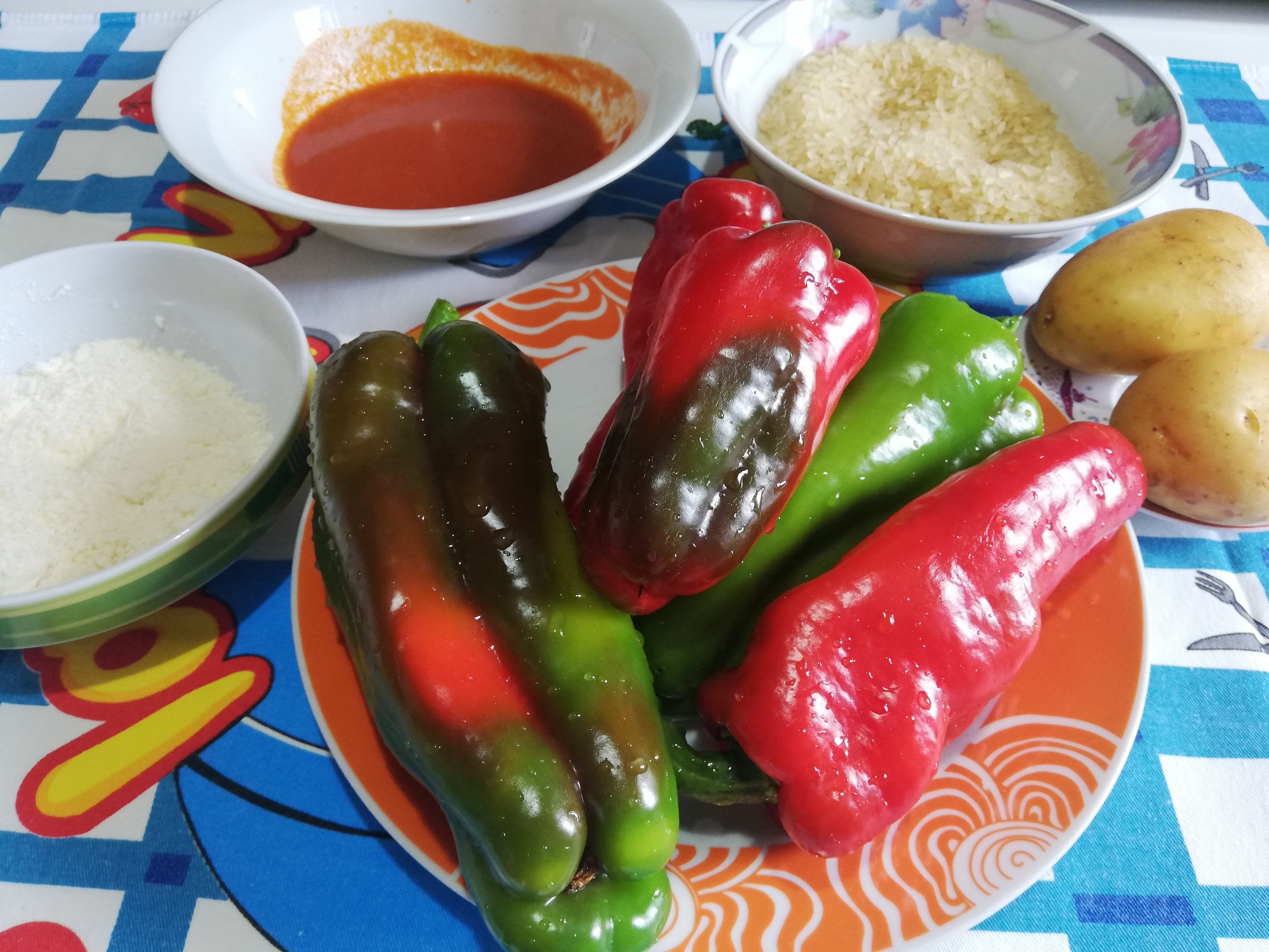 Peperoni ripieni di riso al pomodoro