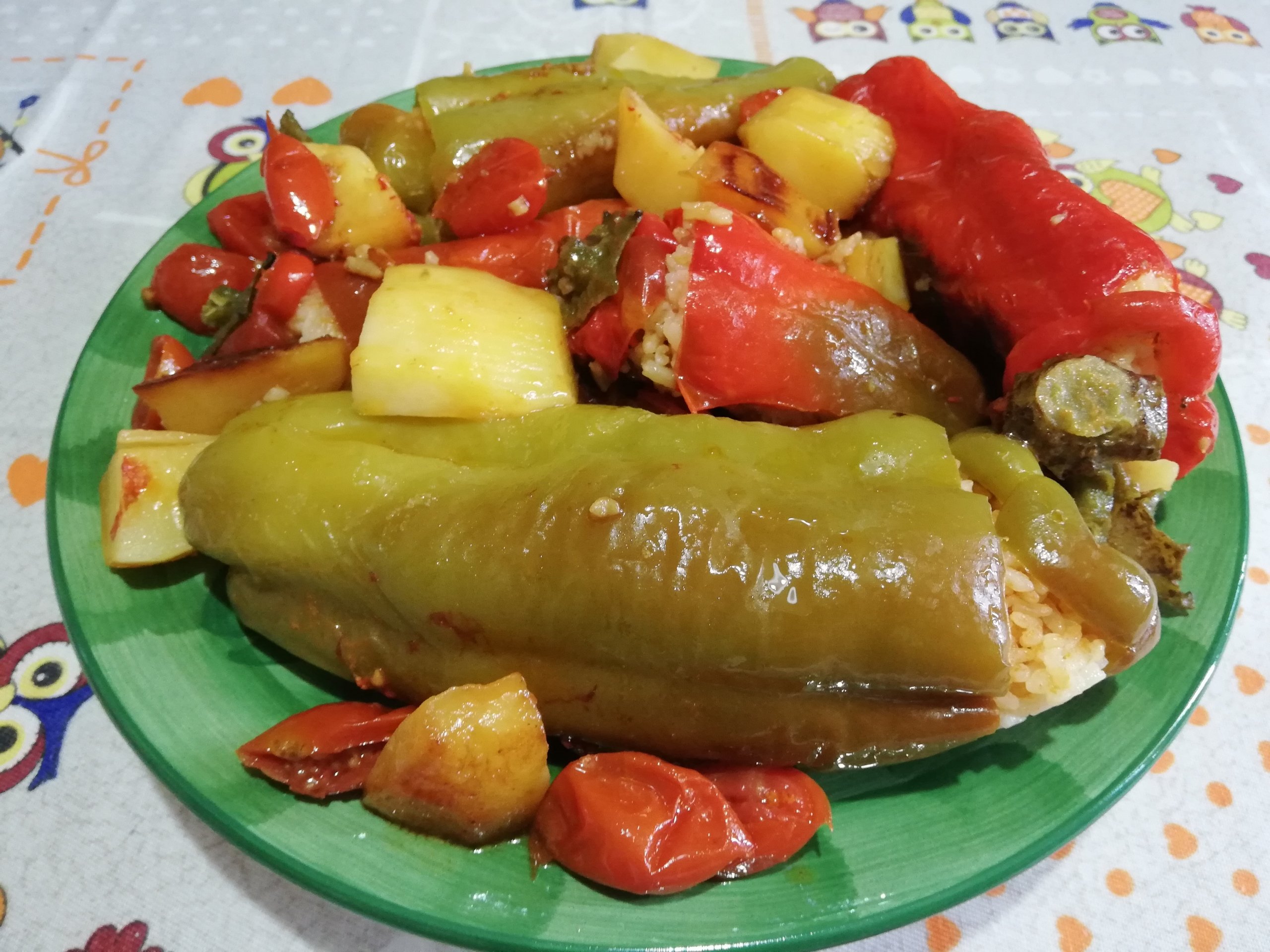 Peperoni ripieni di riso al pomodoro