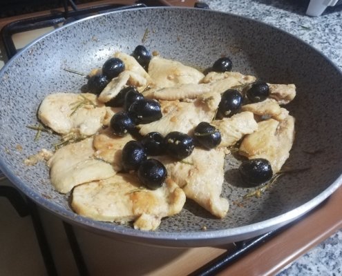 petti di pollo alle olive e rosmarino