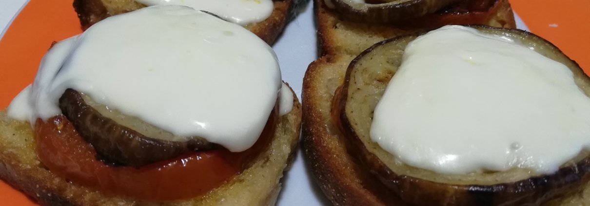 Crostini golosi con pomodoro, stracchino e melanzane