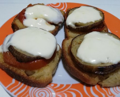 Crostini golosi con pomodoro, stracchino e melanzane