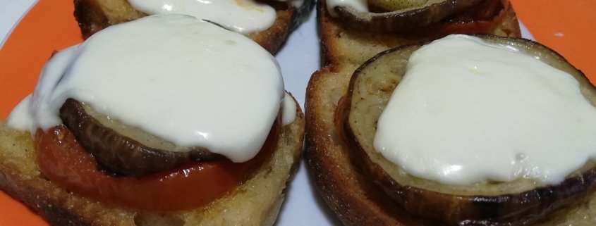 Crostini golosi con pomodoro, stracchino e melanzane