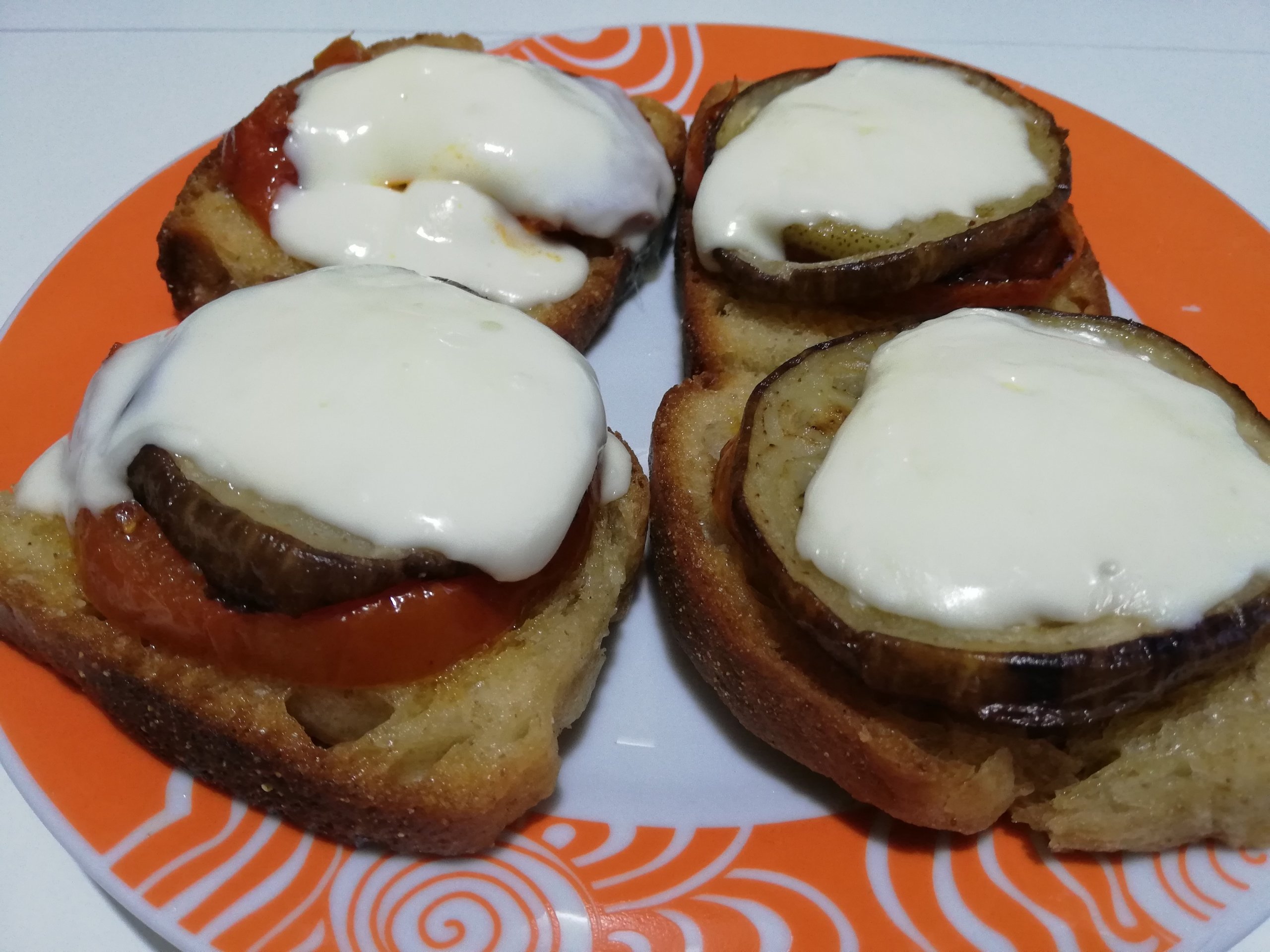Crostini golosi con pomodoro, stracchino e melanzane