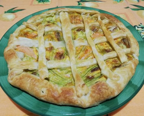 Torta rustica salmone e fiori di zucca