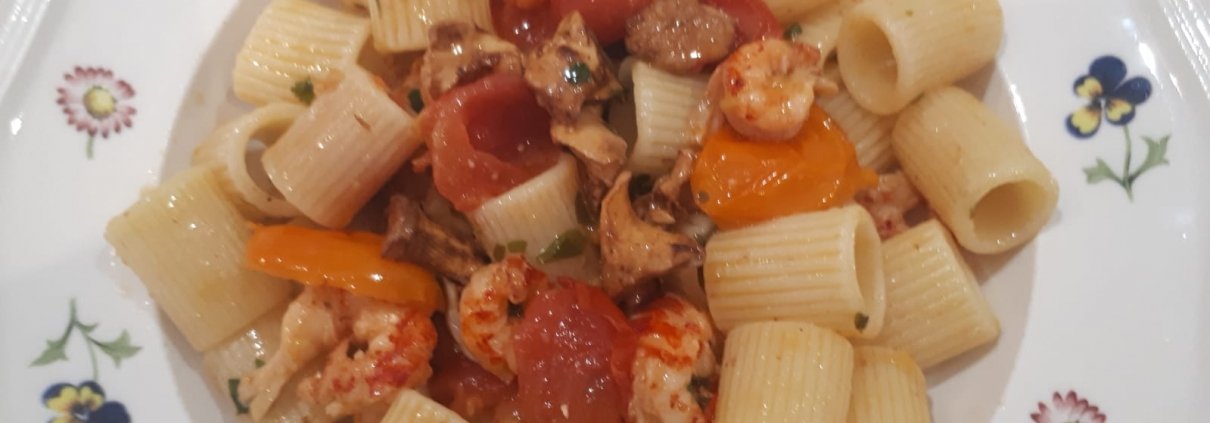 Mezze maniche con funghi hedgehogs scampetti e datterini